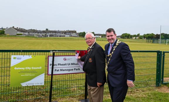 Mayor and Pat Manogue unveiling sign name