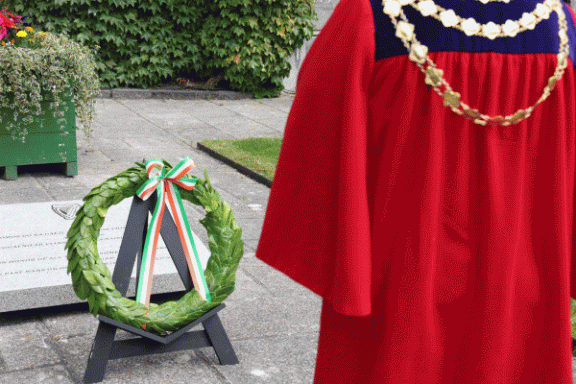 wreath with robed mayor's back