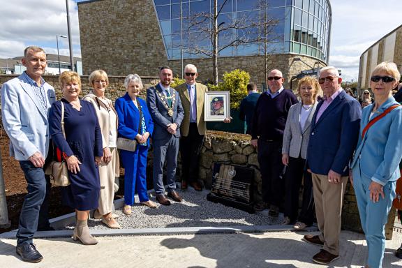 A picture showing the family of Pte Stephen Griffin alongside Mayor of the City of Galway, Cllr. Mike Cubbard, at the unveiling of the commemorative plaque.