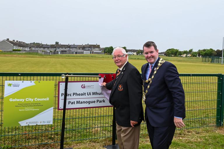 Mayor and Pat Manogue unveiling sign name
