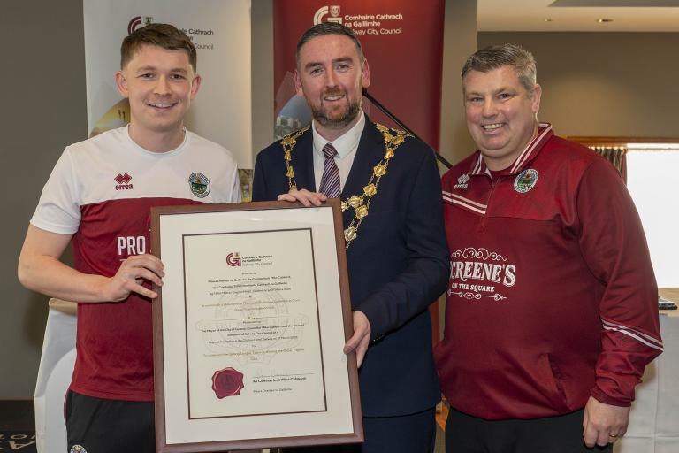 Mayor presenting certificate to two gentlemen