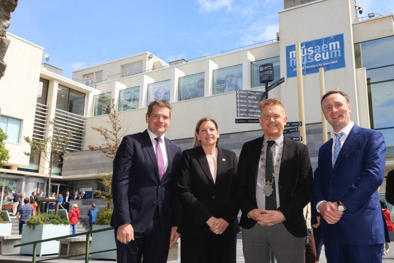 Minister for tourism, ceo of failte ireland, Deputy mayor and ce posing for photo outside of the museum.