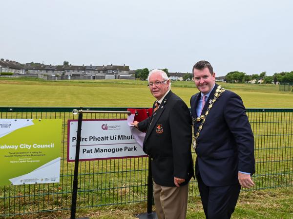 Mayor and Pat Manogue unveiling sign name