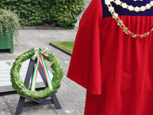wreath with robed mayor's back