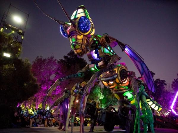 Planete Vapeur giant grasshopper at night
